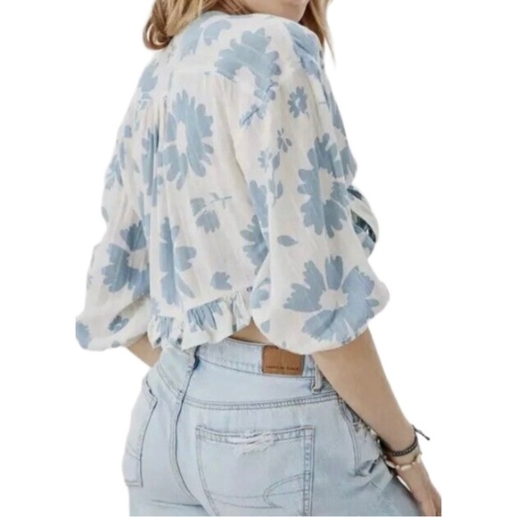 NWT AMERICAN EAGLE Front Tie Blue Floral Crop Top! - Picture 2 of 5